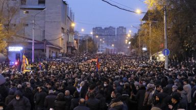 Десетки хиляди привърженици на опозицията излязоха днес на демонстрация в