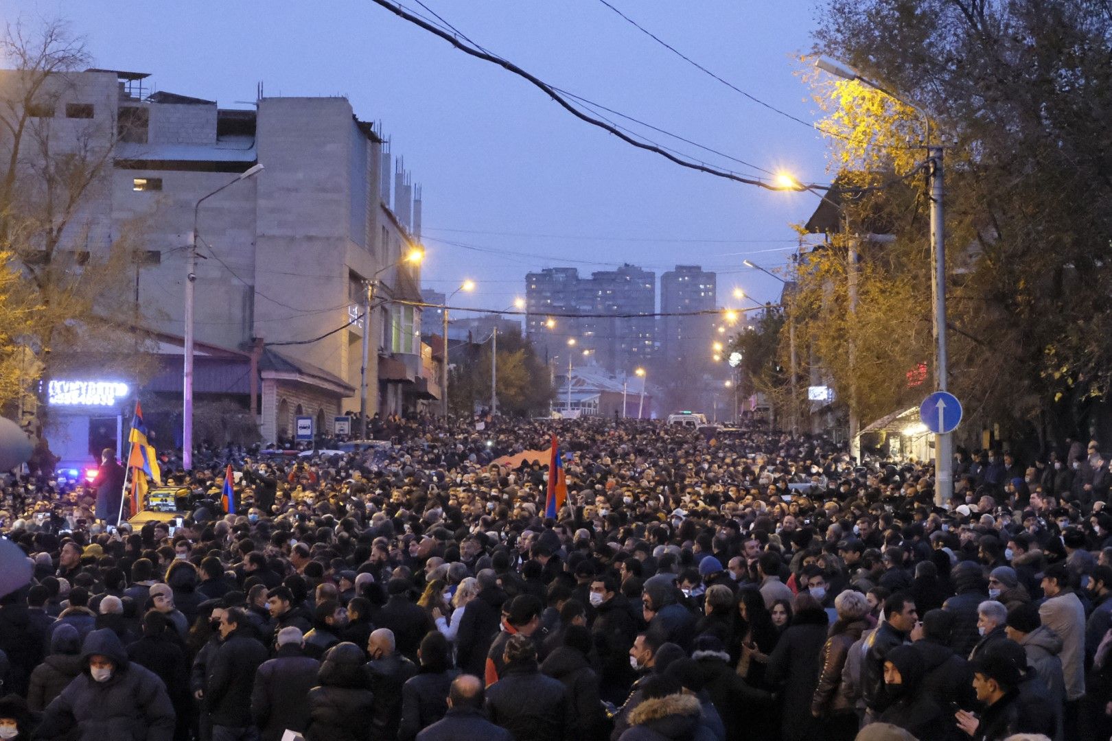 На може би най-големия досега протест в Ереван демонстрантите носеха плакати с надписи "Никол е предател" и скандираха: "Никол, махай се"