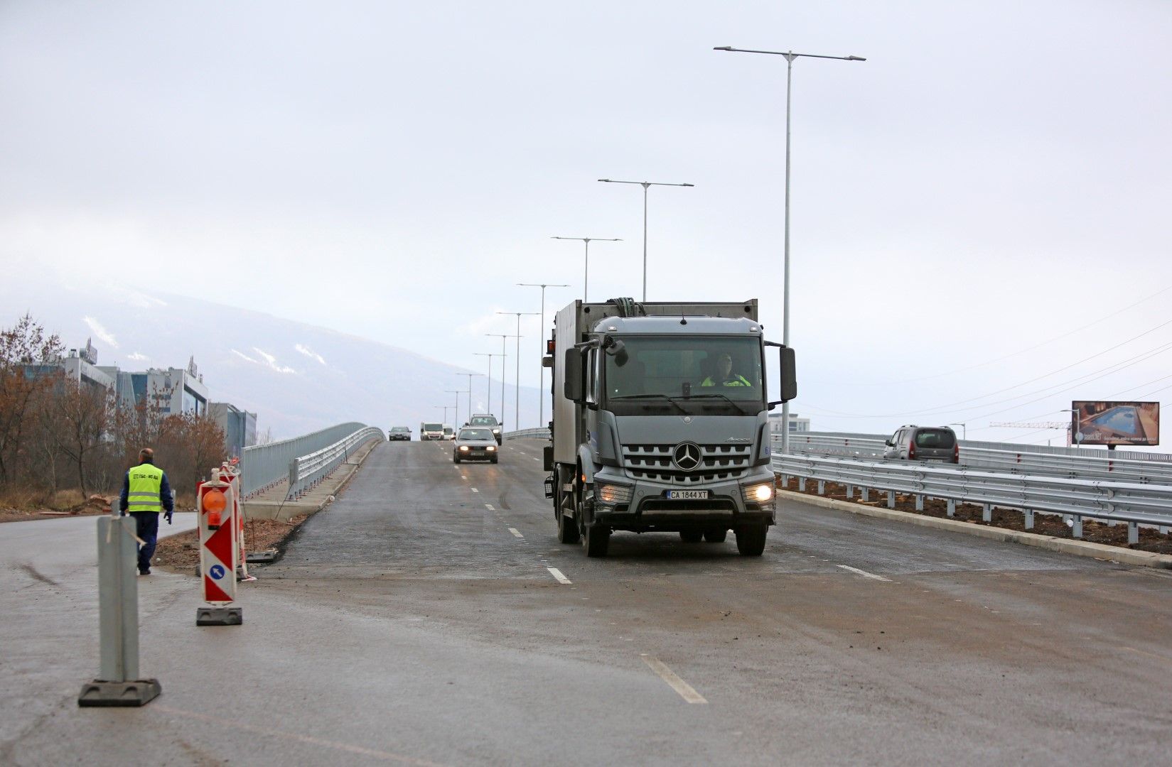 Движението по директното трасе на 1,7 км от Южната дъга на Софийския околовръстен път, в участъка между пътните възли "Младост" и "Горубляне" бе пуснато в неделя, 6 декември