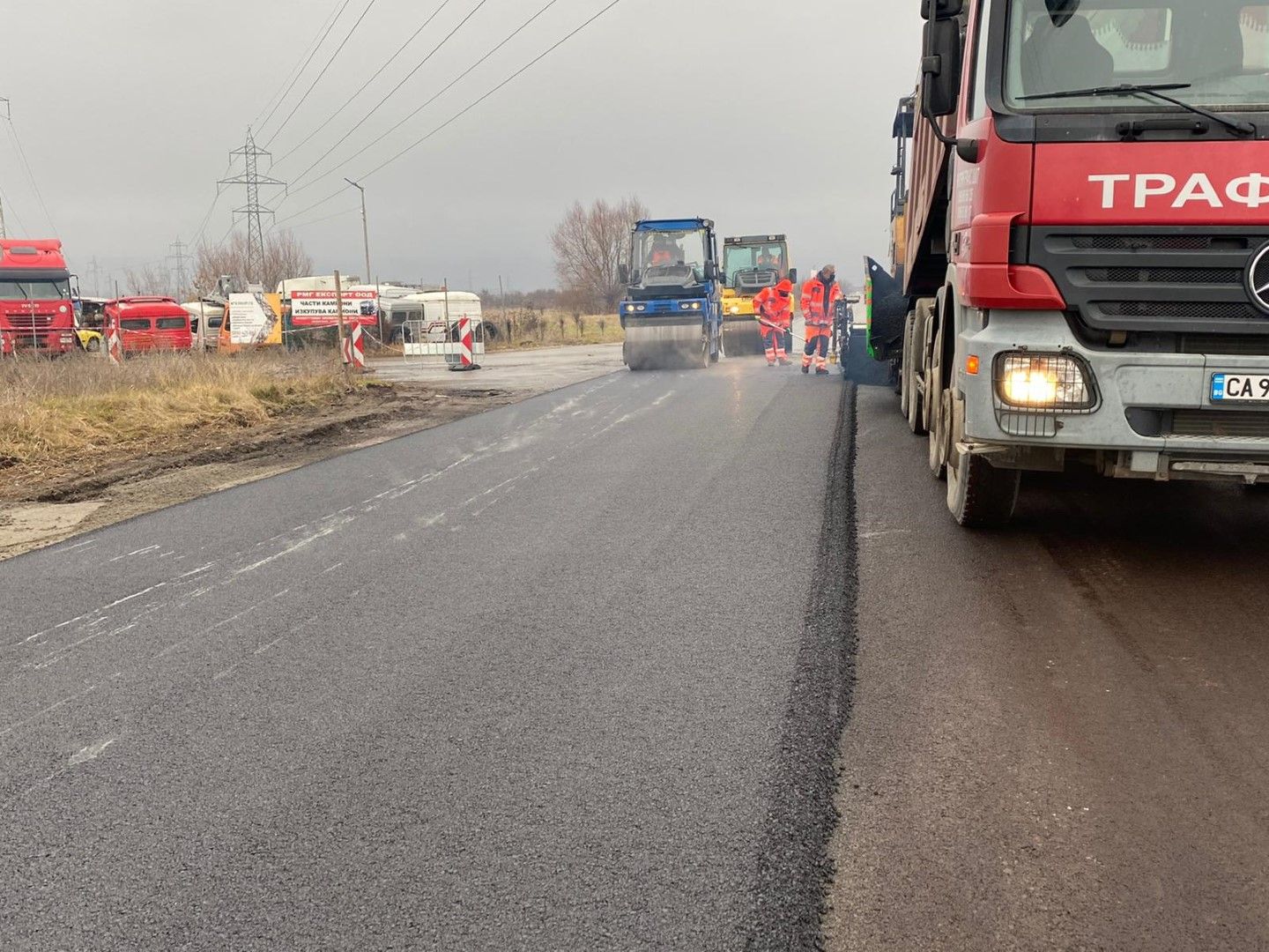 Полагане на асфалт на нов участък от Южната дъга на Околовръстното шосе на София