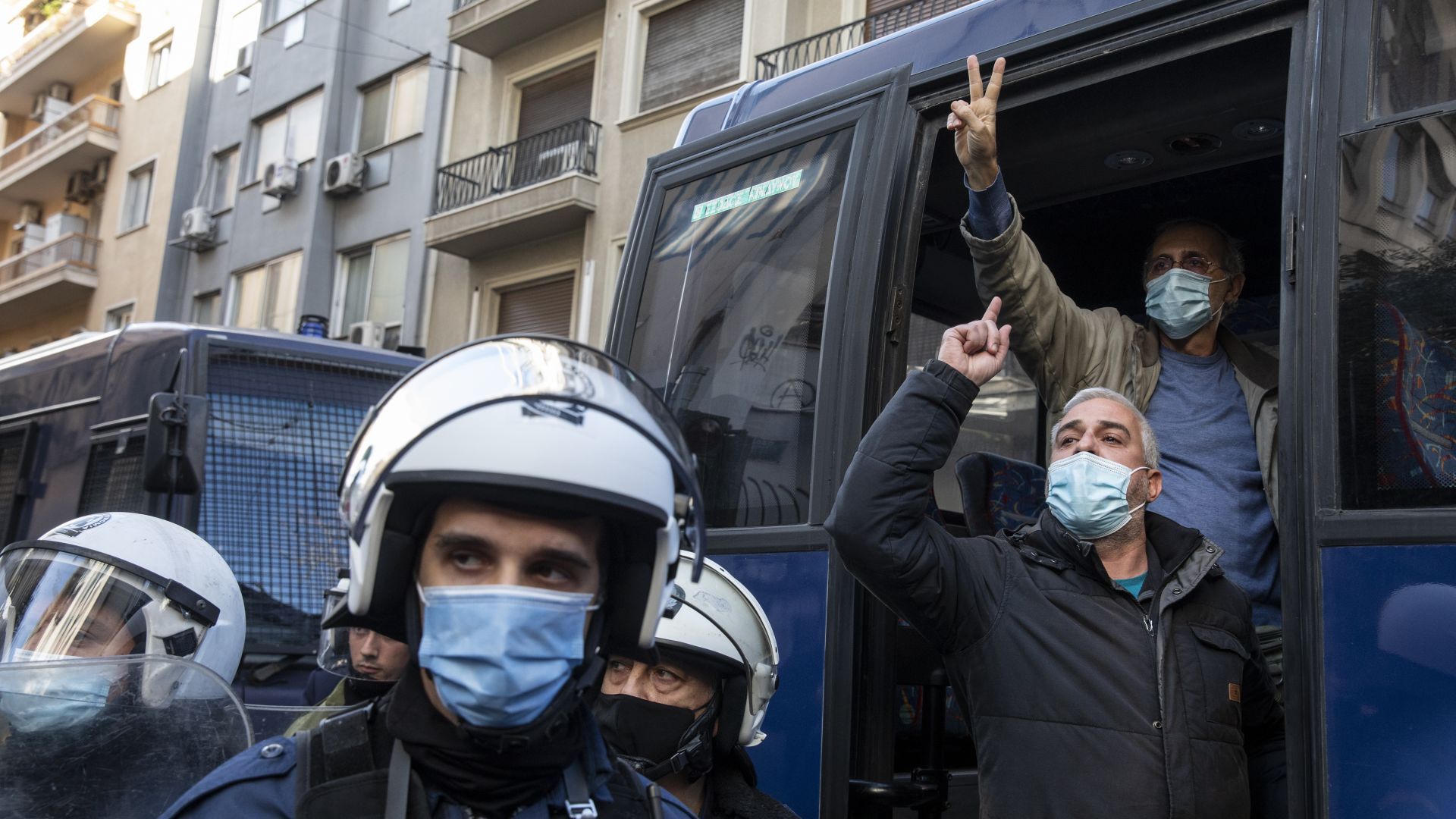 Сълзотворен газ и над 100 ареста при забранени демонстрации в Гърция