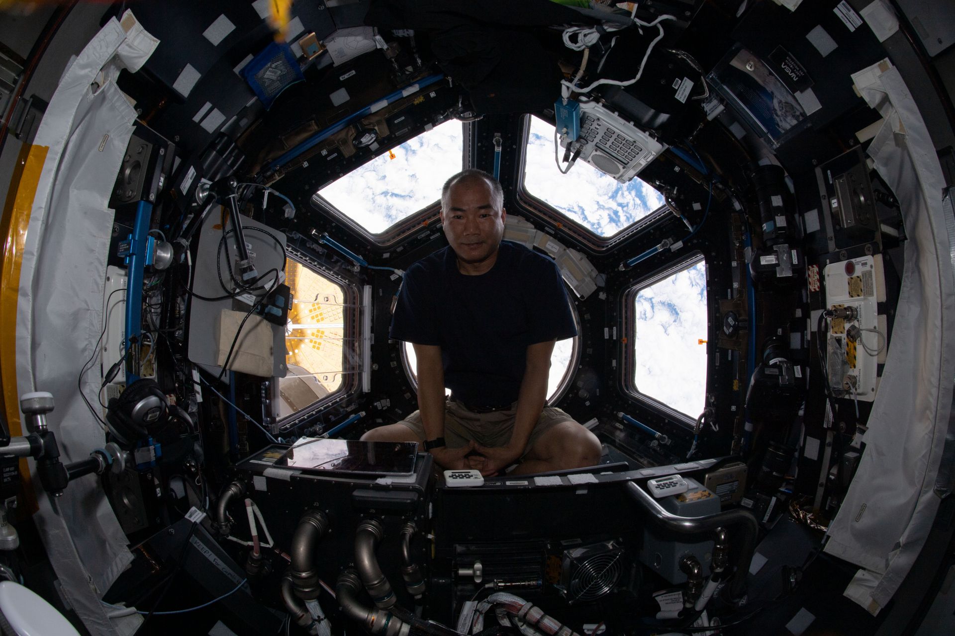 Японски астронавт медитира на МКС