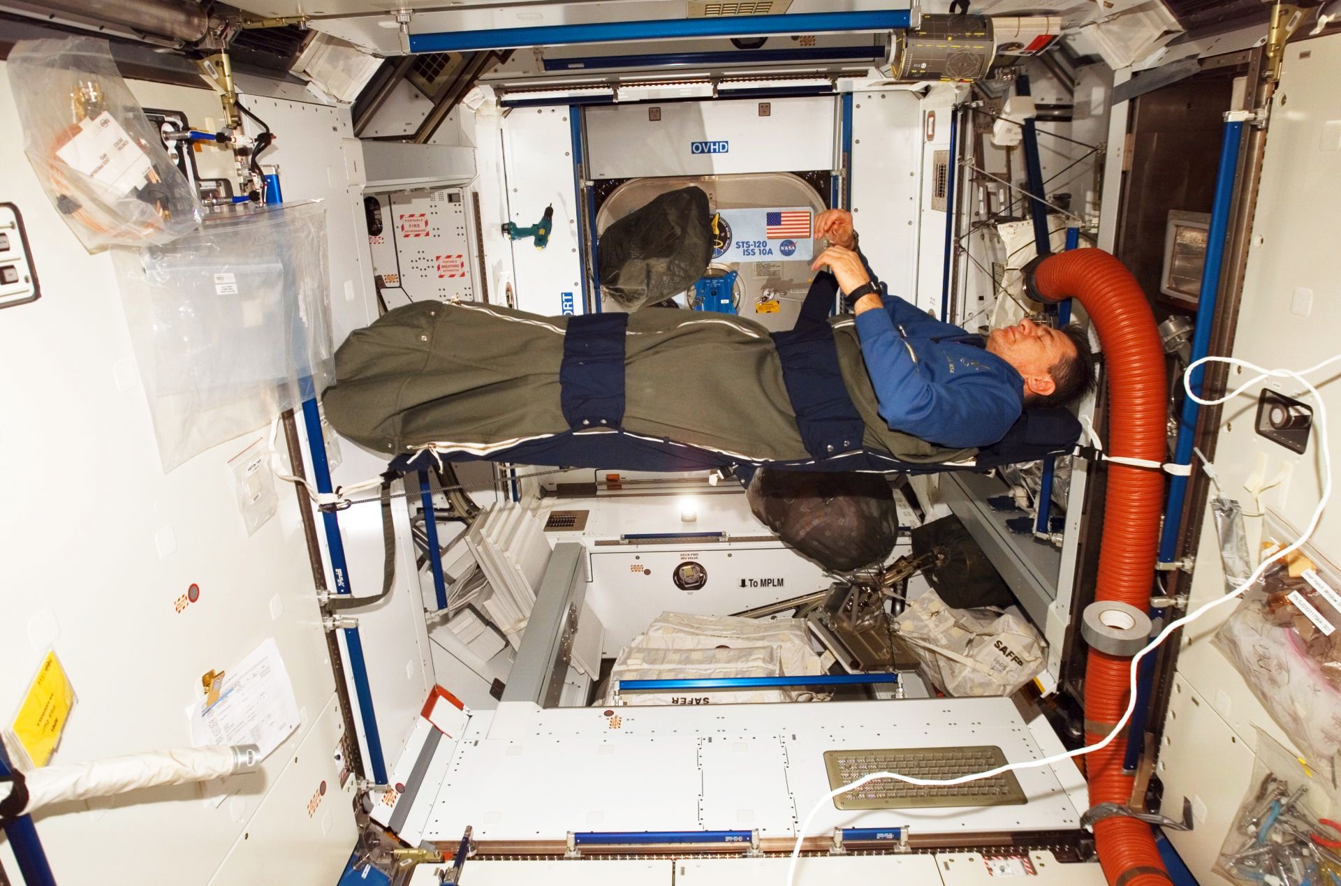 Астронавт спи на МКС