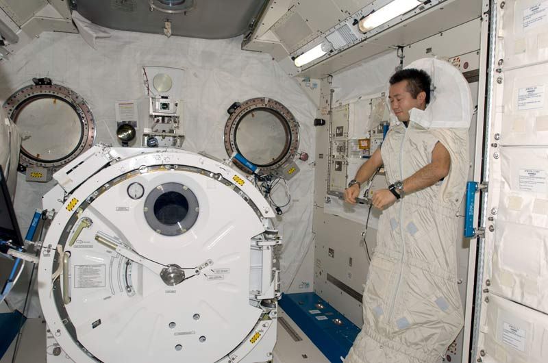 Астронавт спи на МКС