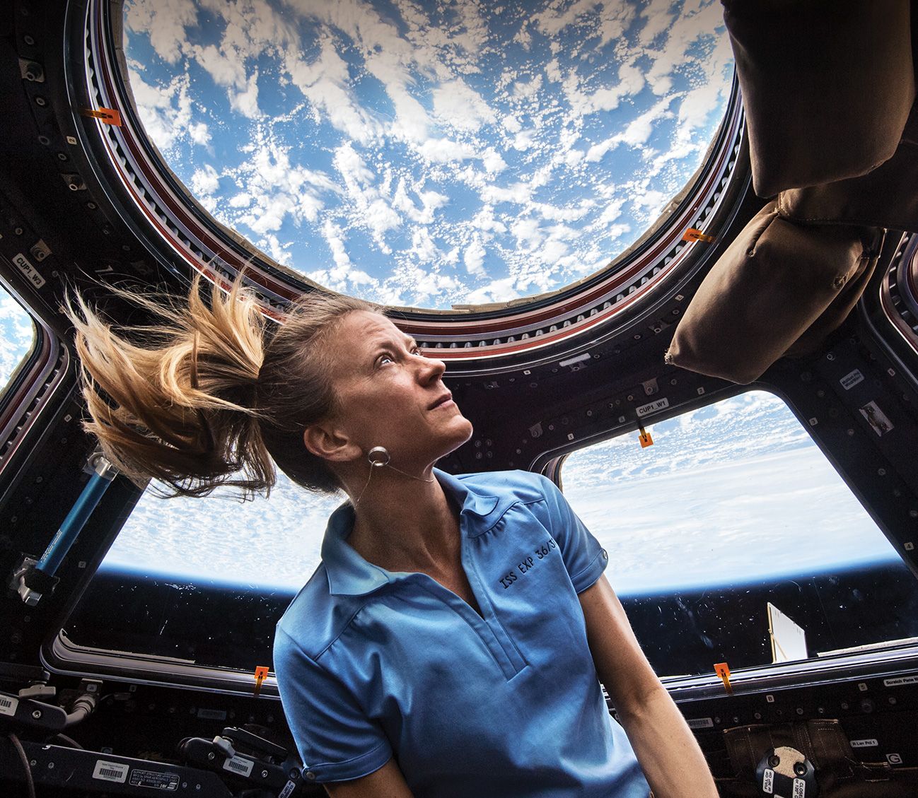 Астронавтка се любува на Земята през "Прозореца към света"