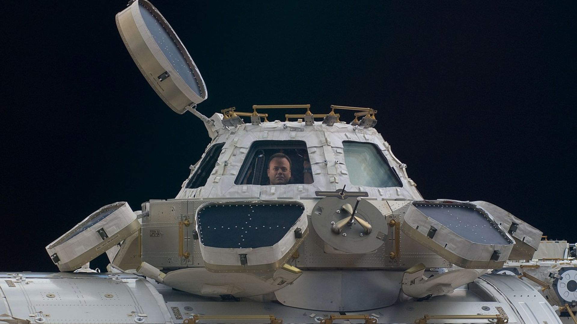 Космическите туристи остават на МКС 12 часа допълнително