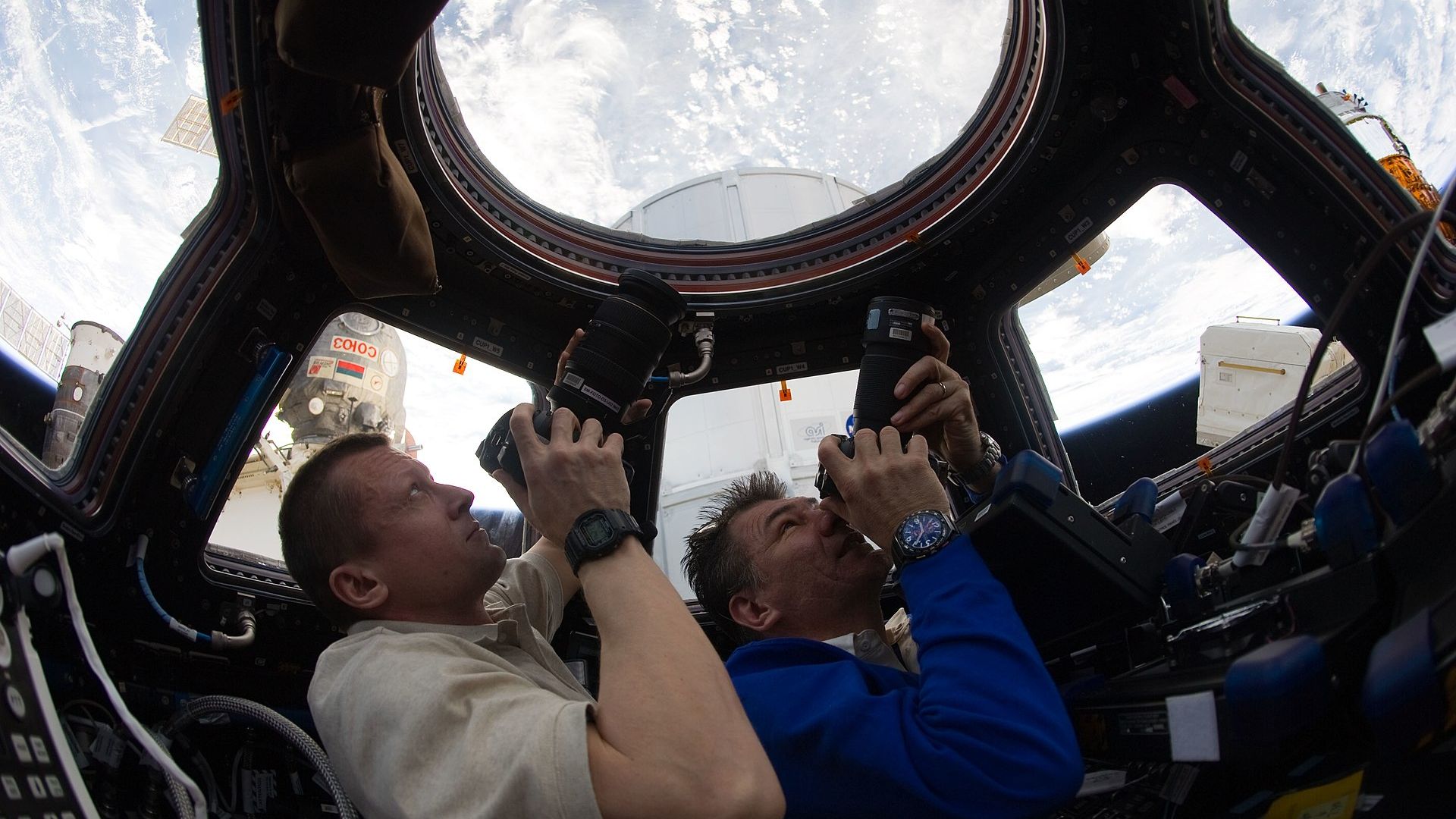 Завръщането на блокираните на МКС космонавти и астронавт е планирано за септември
