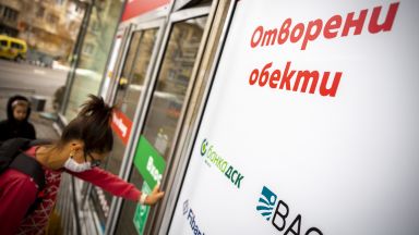 Полиция и строга охрана пред големите хипермаркети в Пловдив Причината