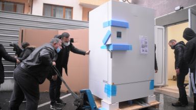 Хладилникът в който ще се съхраняват ваксините срещу коронавирус пристигна