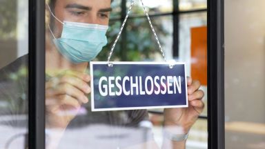 Всички магазини предлагащи стоки от несъществено значение както и училищата