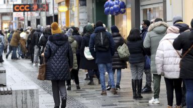 Австрийските власти удължиха за трети път пълното затваряне локдаун на