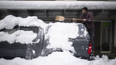 Мародерство в снежните бури Закъсали и изоставени в преспите автомобили