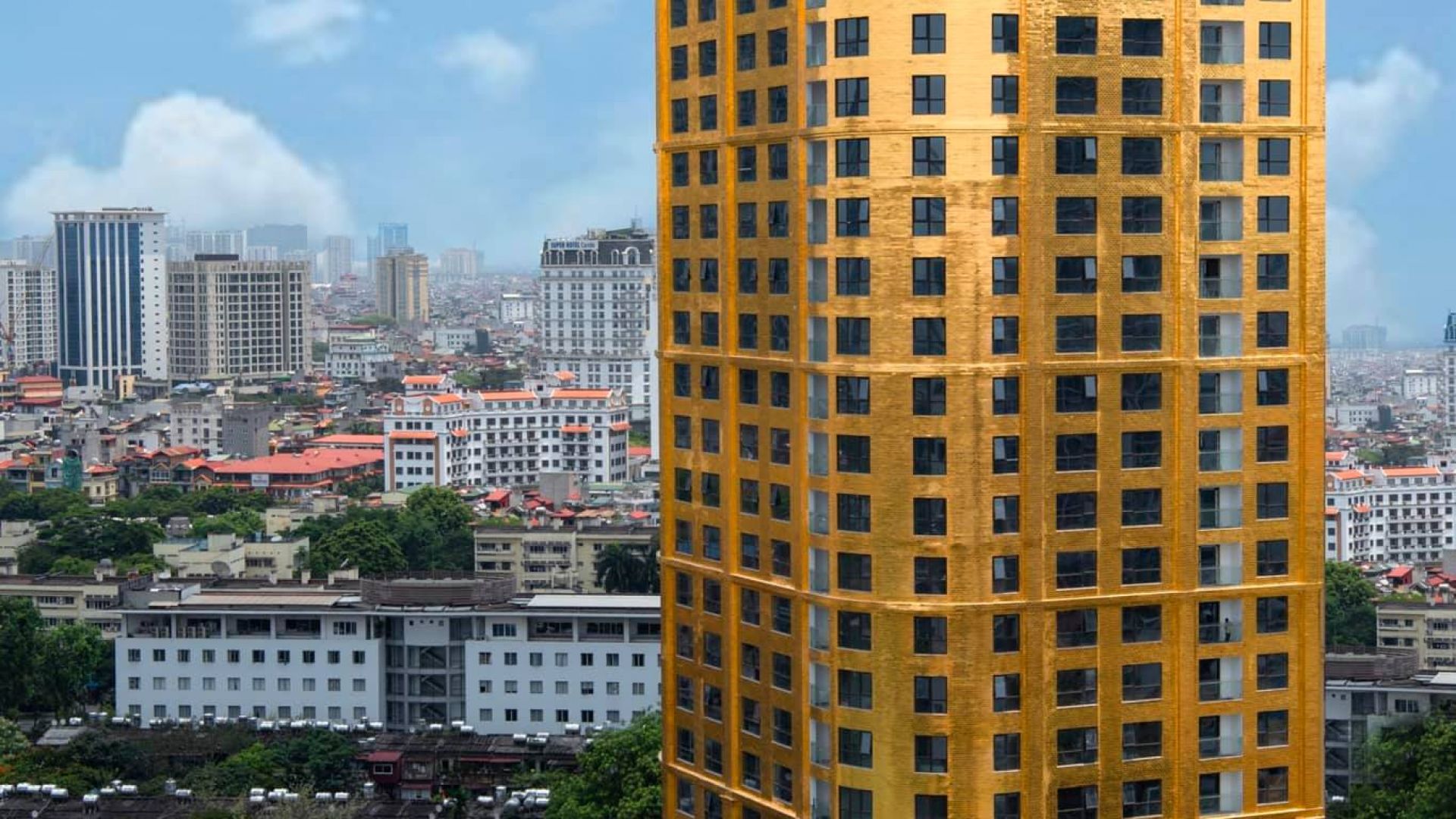 Първият златен хотел в света отвори врати в Ханой (снимки и видео)
