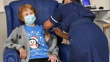 90-годишна британка стана първата в света, ваксинирана срещу COVID-19 (снимки/видео)