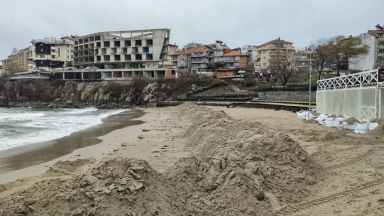  Глобяват концесионера на плажа в Созопол поради екскаватор в морето 