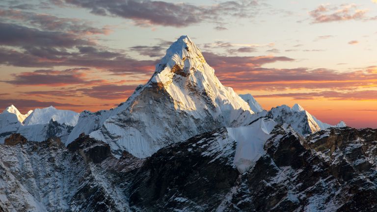 Еверест е висок 8848,86 метра, показва новото измерване на върха.