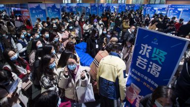 Стотици пазаруващи хора са изпълнили мокър пазар в делнична декемврийска