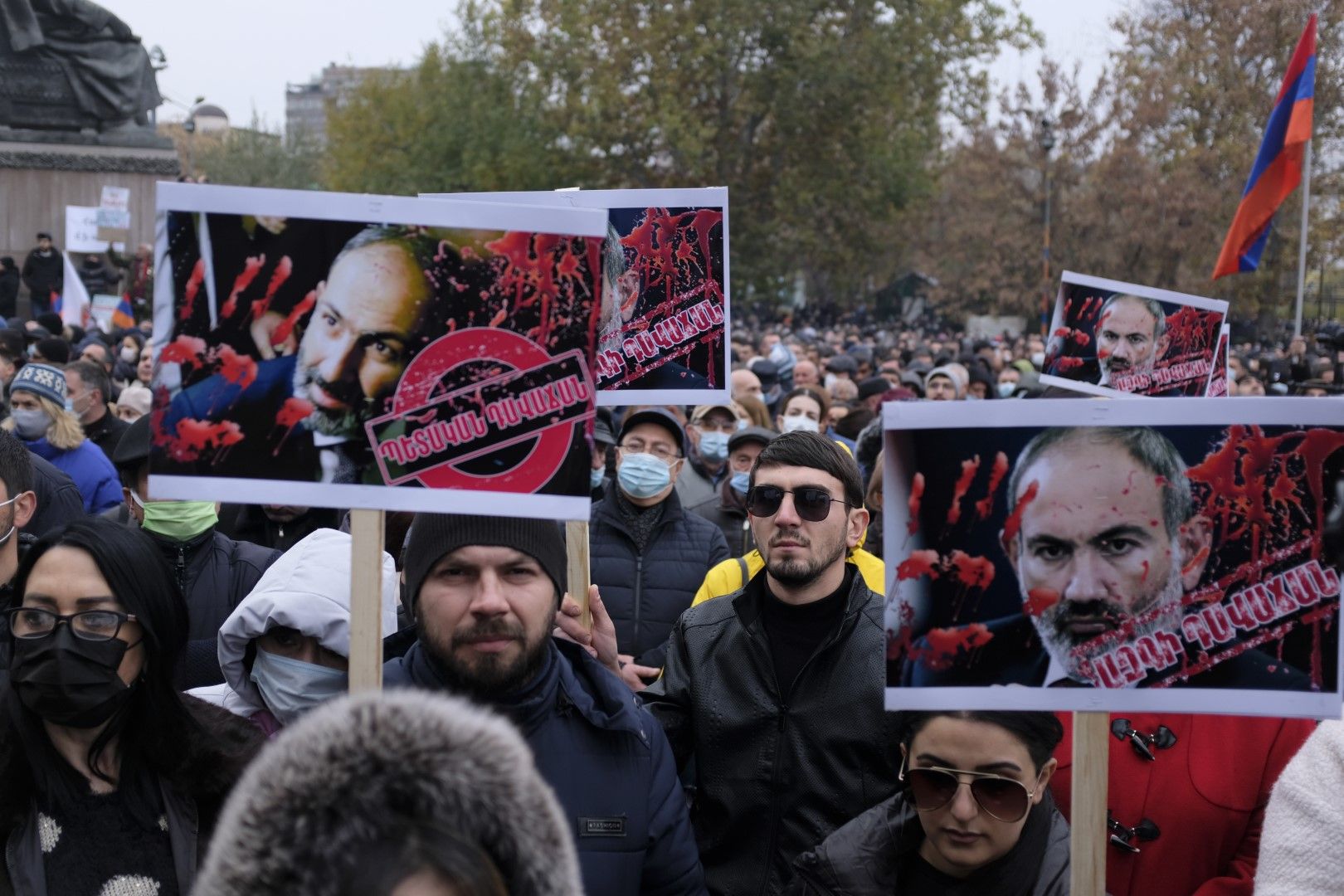 Протестиращи на 5 декември в Ереван държат "кървави" плакати с образа на Никол Пашинян, символизиращи пролятата кръв на арменци във войната за Планински Карабах