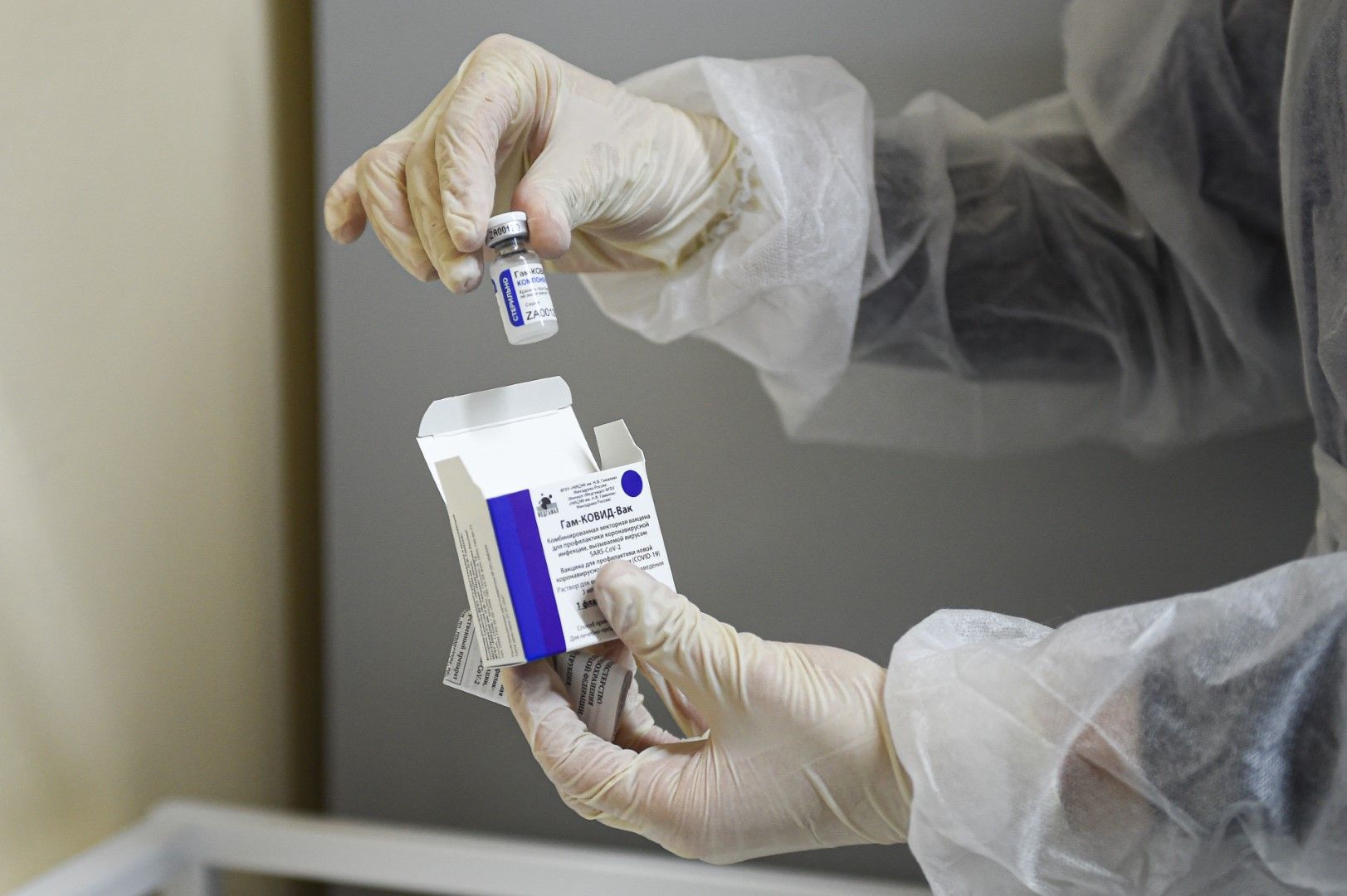 Медицински работник показва руска ваксина срещу Ковид-19, 8 декември
