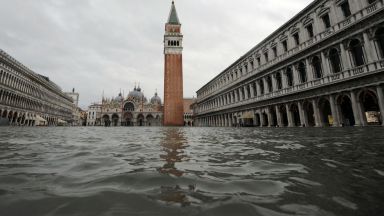 Системата която трябва да пази Венеция от наводнения се задейства