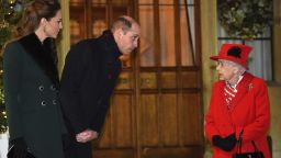 Кралица Елизабет II организира коледен прием в двореца Уиндзор (снимки)
