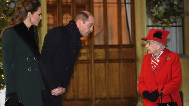 Кралица Елизабет II организира коледен прием в двореца Уиндзор (снимки)