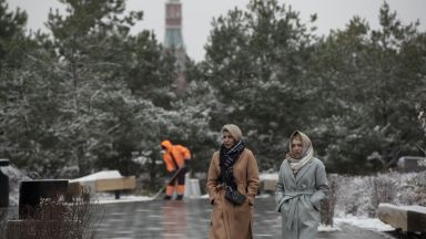 Целувките прегръдките и ръкостисканията са станали по малко популярни сред руснаците