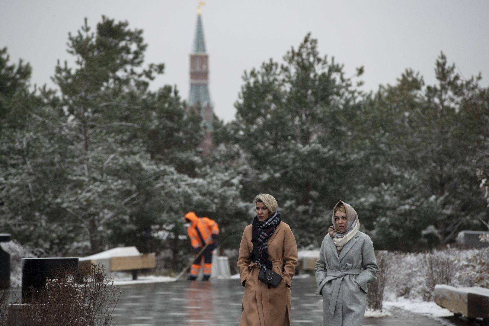 Рускини се разхождат в парк в Москва - на разстояние една от друга