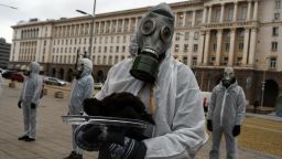 Протестиращи с противогази настояха за затваряне на фермите за норки (снимки)