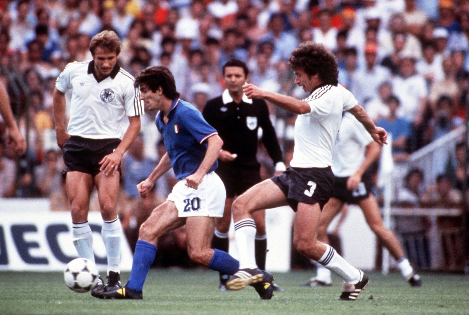 1982 г. Паоло Роси води топката, преследван от Паул Брайтнер по време на финала за Световната купа Италия-Германия, който Скуадра Адзура спечели с 3:1