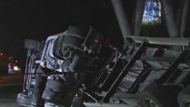 Момче открадна тир и го обърна след преследване в Бургас