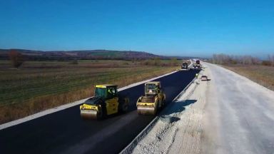 Започна полагането на първите асфалтови пластове по трасето на АМ