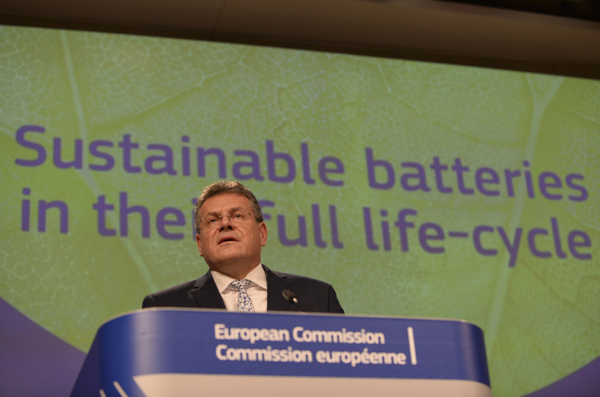 Заместник-председателят на Европейската комисия Марош Шефчович говори по време на конференция относно устойчивостта на батериите в централата на ЕС в Брюксел 