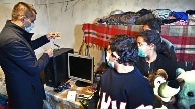 Доброволци и учители помагат с компютри за дистанционното обучение в