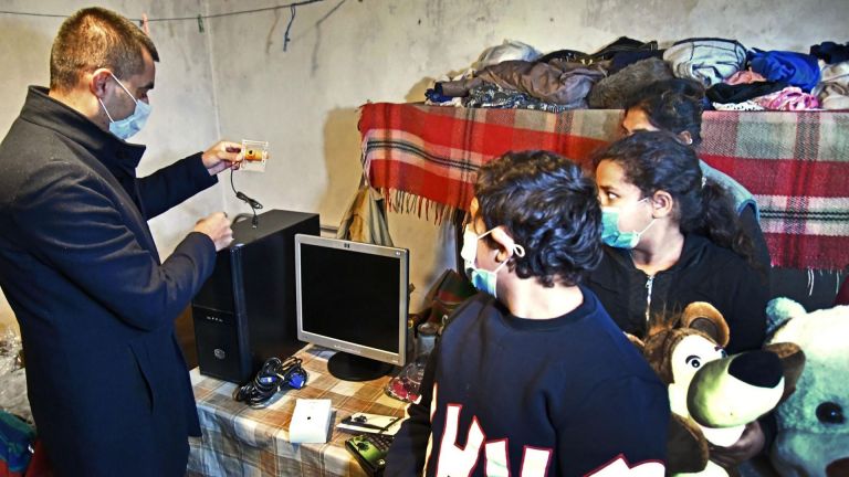 Доброволци и учители помагат с компютри за дистанционното обучение в