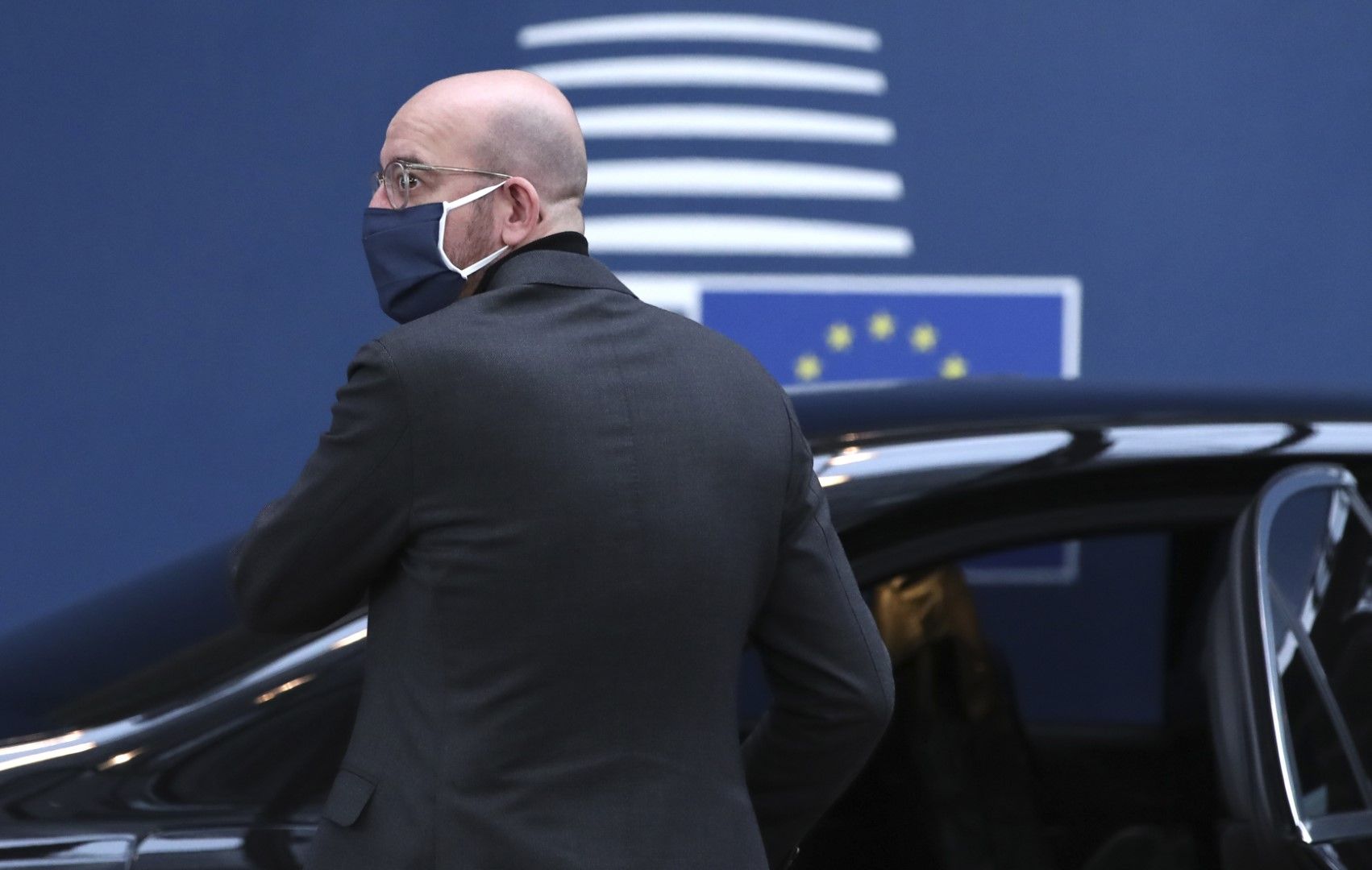 Шарл Мишел - председател на Европейския съвет, се казва в колата си на път към срещата на евролидерите днес и утре