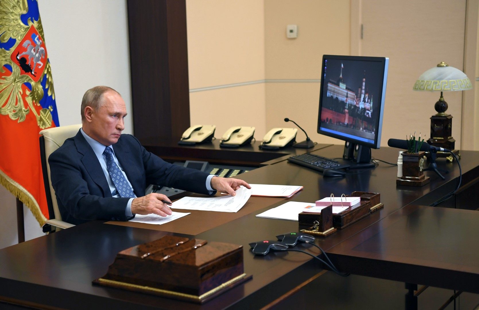 Руският президент Владимир Путин разкритикува поскъпването на стоки от първа необходимост чрез видеоконферентна връзка от резиденция Ново-Огарево край Москва