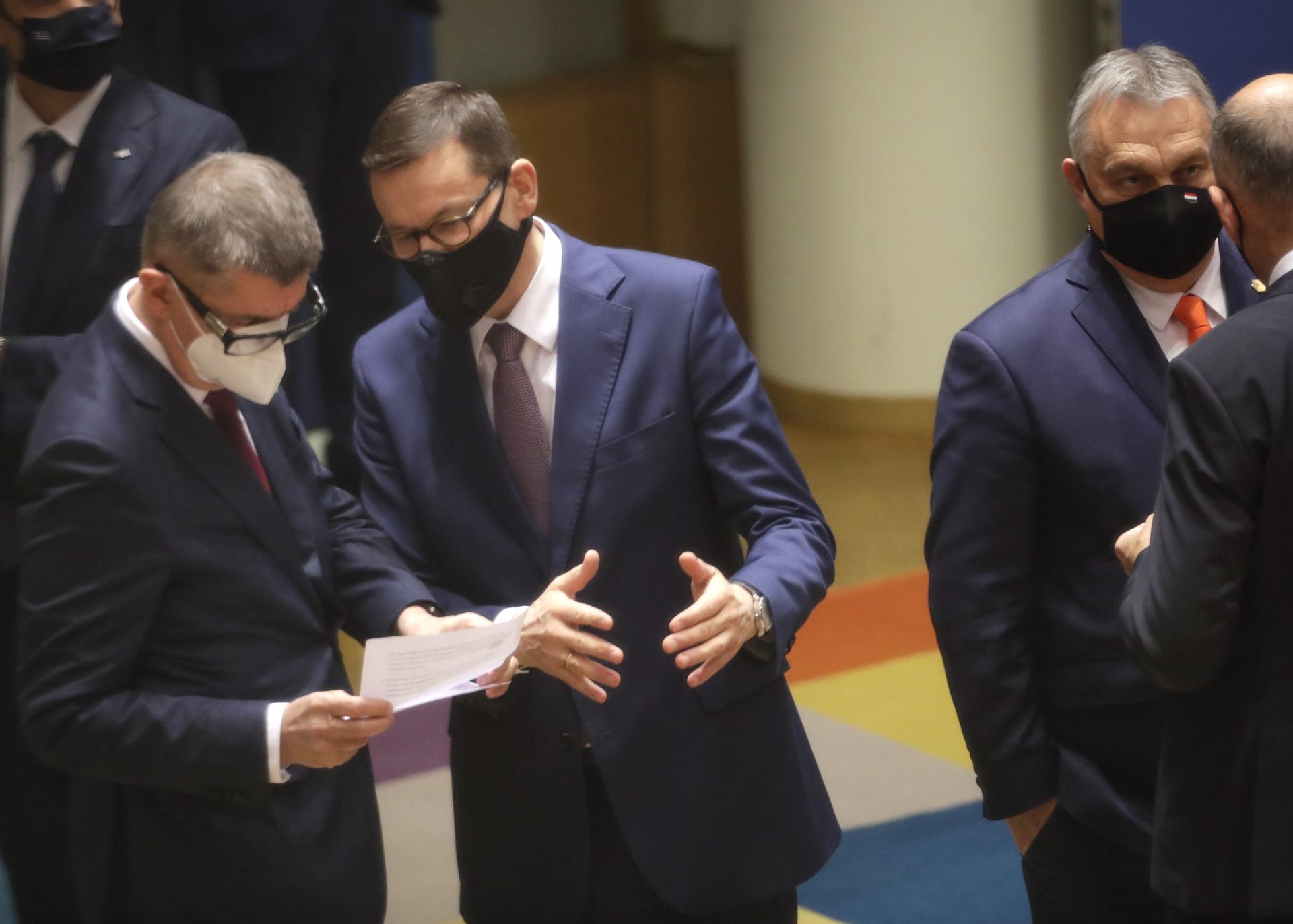 Чешкият премиер Андрей Бабиш, вляво, разговаря с министър-председателя на Полша Матеуш Моравецки