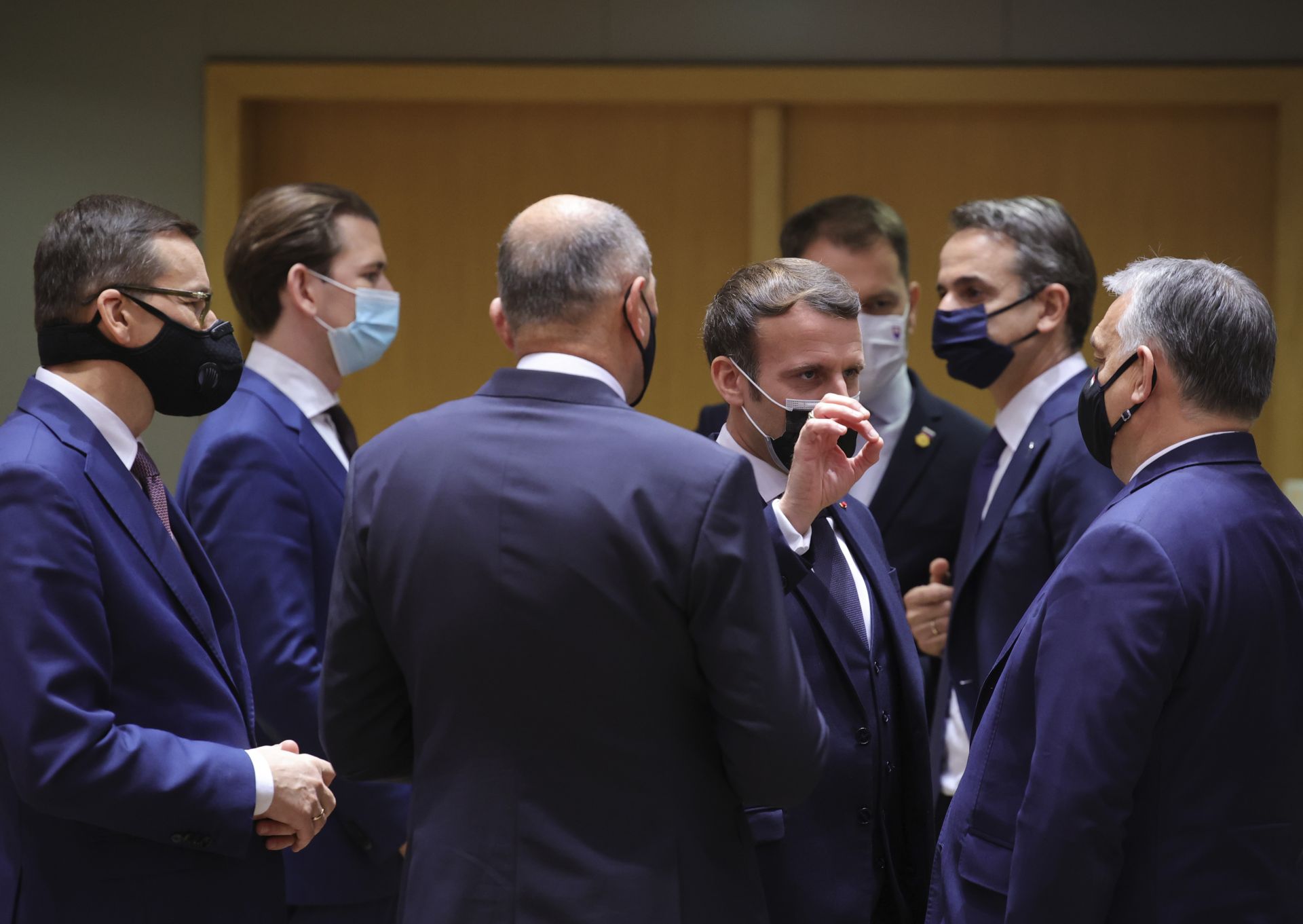 Френският президент Еманюел Макрон, в средата, разговаря с министър-председателя на Унгария Виктор Орбан