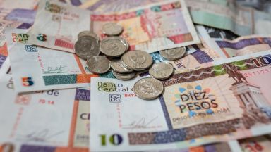 За първи път от революцията: Куба въвежда единен валутен курс и девалвира валутата си