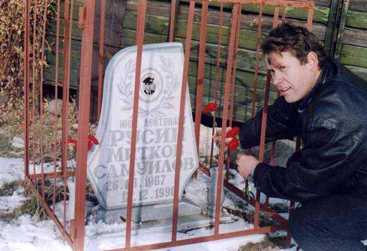 Край лобното място майор Асен Самуилов направи обособен монумент на брат си - лейтенант Русин Самуилов. 