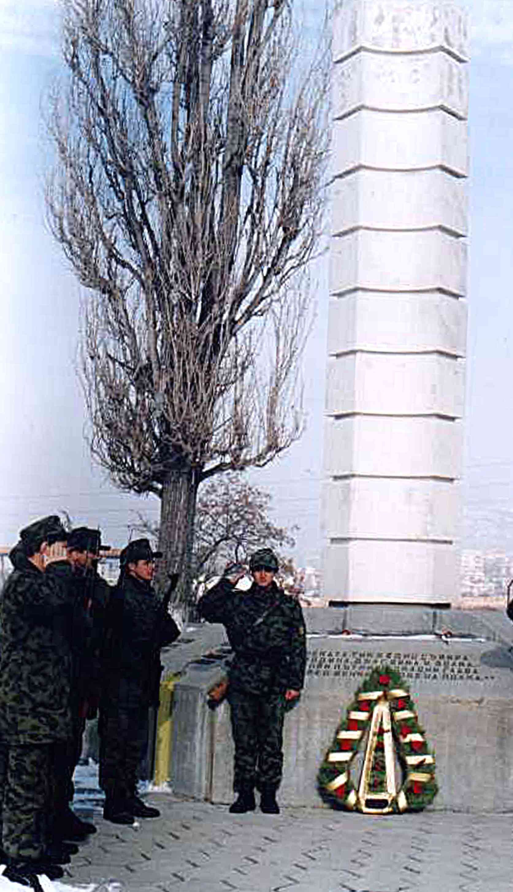  12 декември 2001 година Траурна гала пред паметника на жертвите по случай 11-годишнината от нещастието. 