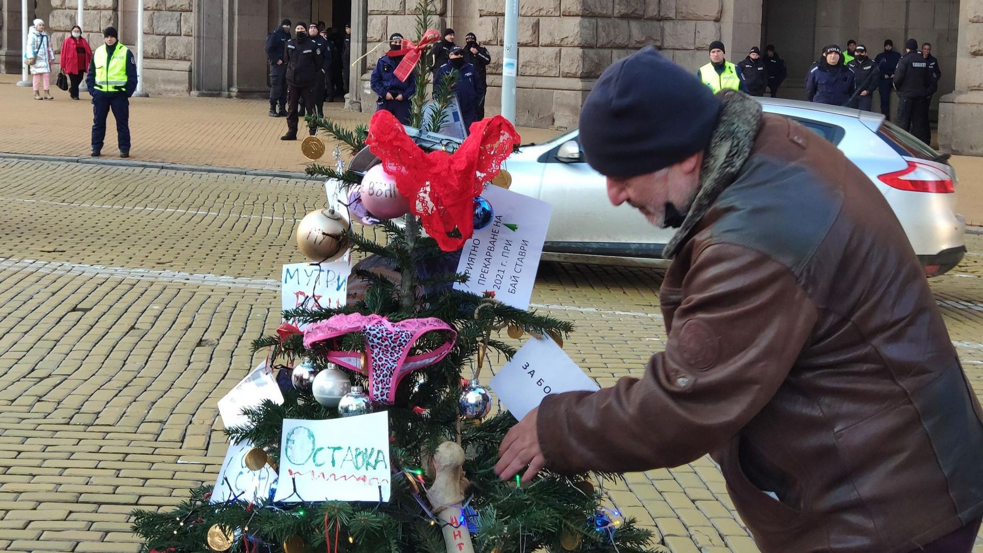 "Отровното трио" украси с пистолети и банкноти елха пред Министерски съвет (снимки, видео)