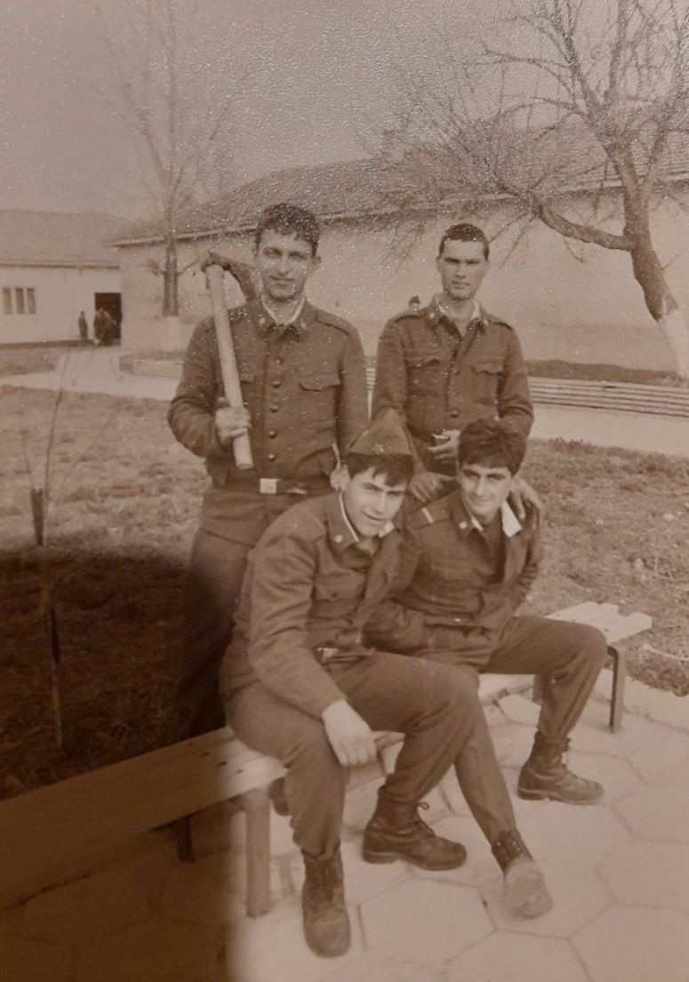  Спомен от Поделение 36050: Живко Желев (долу вляво), Иван Янков (вдясно от него) и Петко Петков (правият вляво). Ванката и Пецата остават вечно в ледената прегръдка на Върбица. 