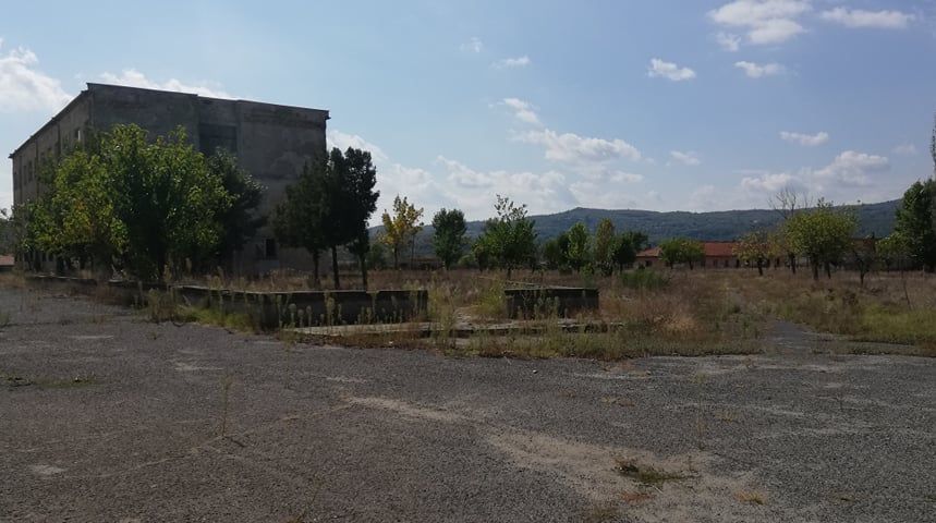 Септември 2019 г. От някогашното "черно" поделение в Момчилград вече не е останало почти нищо. Самотен пазач варди порутените сгради от последните нощни набези на крадците.