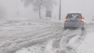 Сняг затрупа Родопите, десетки машини чистят пътищата (снимки)