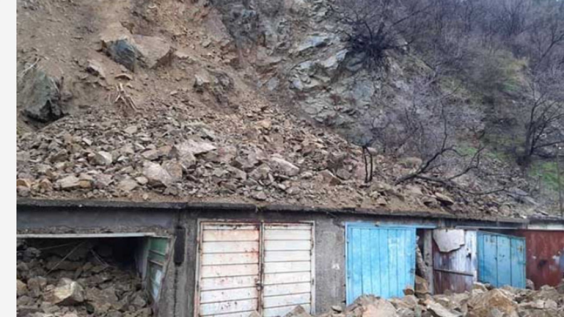 Тонове скална маса затрупа гаражи в Дупница
