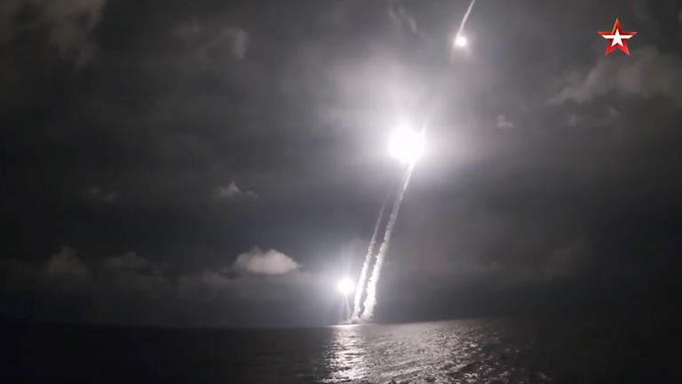 Руска атомна подводница тества 4 ракети "Булава" (видео)