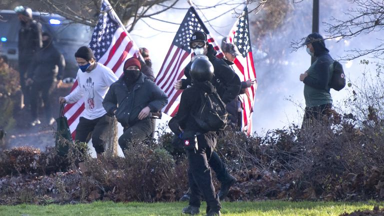 Консервативни групи, които твърдят без доказателства, че изборите на 3