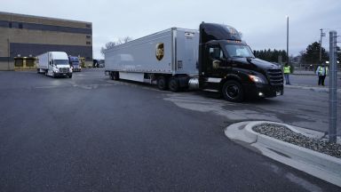 Първият камион с ваксини от завода в Мичиган потегли информира
